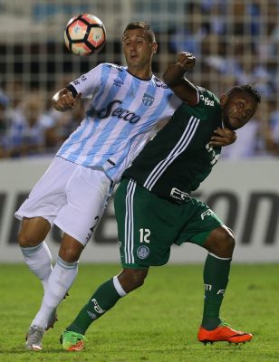 O jogador Borja, da SE Palmeiras, disputa bola com o jogador Bianchi, do C Atlético Tucumán, durante partida válida pela fase de grupos, da Copa Libertadores, no Estádio Monumental José Fierro.