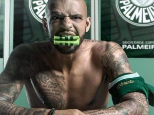 Felipe Melo com sua munhequeira