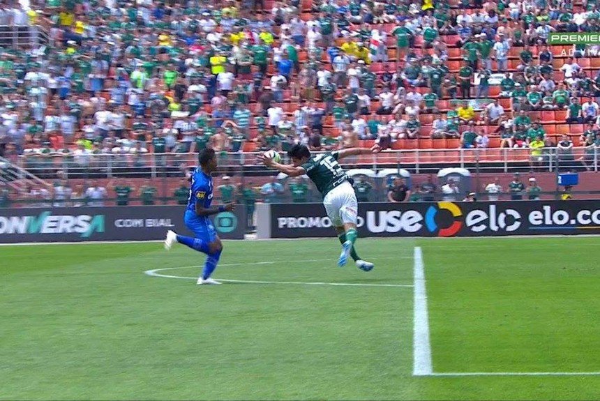 Arbitragem marcou pênalti nesta jogada