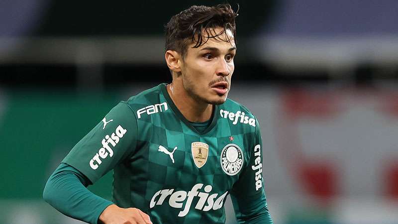 Raphael Veiga em partida contra a Inter de Limeira