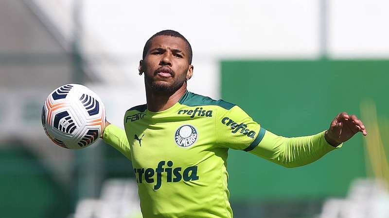 Wesley treina na Academia de Futebol do Palmeiras
