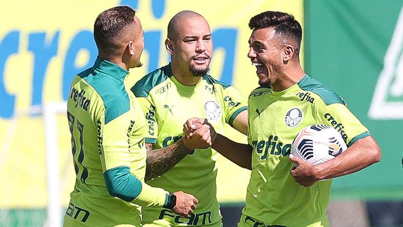 Gabriel Furtado em treino na Academia de Futebol do Palmeiras, entre Rafael Elias e Gabriel Menino