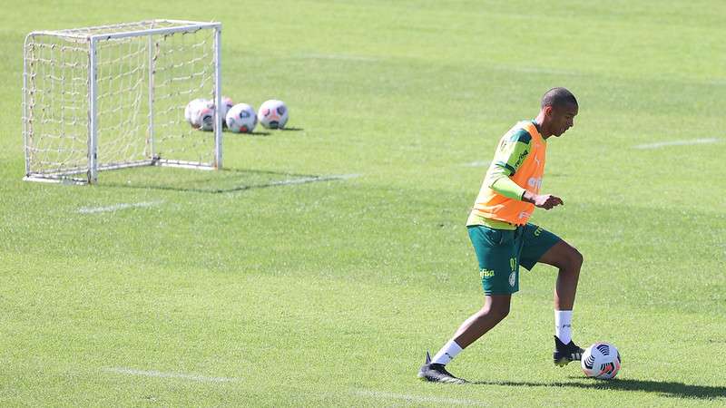 O zagueiro Michel, do Palmeiras, participa de treino na Academia de Futebol