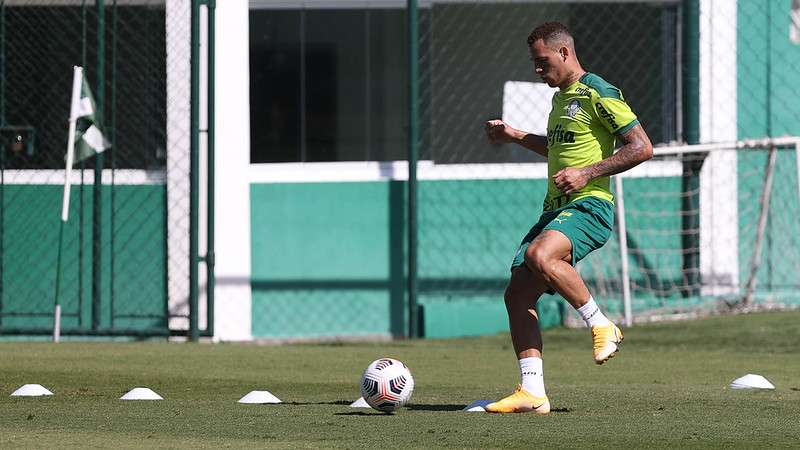 Breno Lopes realiza treino com bola na Academia de Futebol do Palmeiras