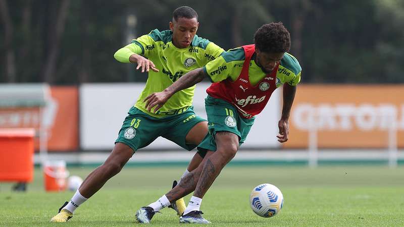 Luiz Adriano passa por Michel em treino do Palmeiras na Academia de Futebol
