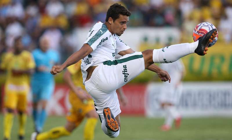 O meiocampista Jean em ação pelo Palmeiras