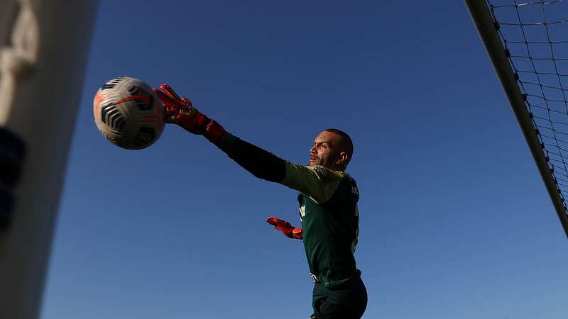 Weverton treina na Academia de Futebol do Palmeiras