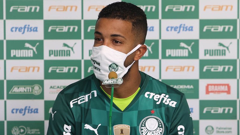 O lateral Jorge é apresentado na Academia de Futebol do Palmeiras