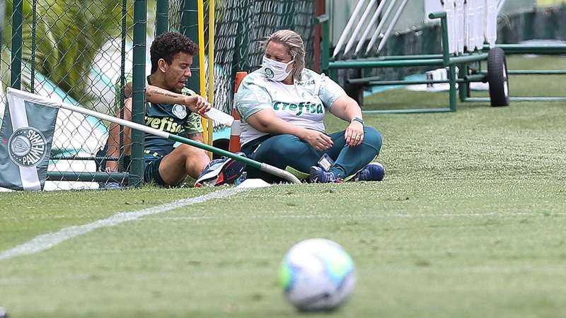 Marcos Rocha e a psicóloga do Palmeiras Gisele Silva, durante treinamento na Academia de Futebol.