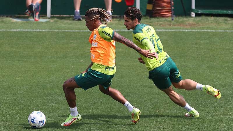 Danilo e Raphael Veiga durante treino do Palmeiras na Academia de Futebol.