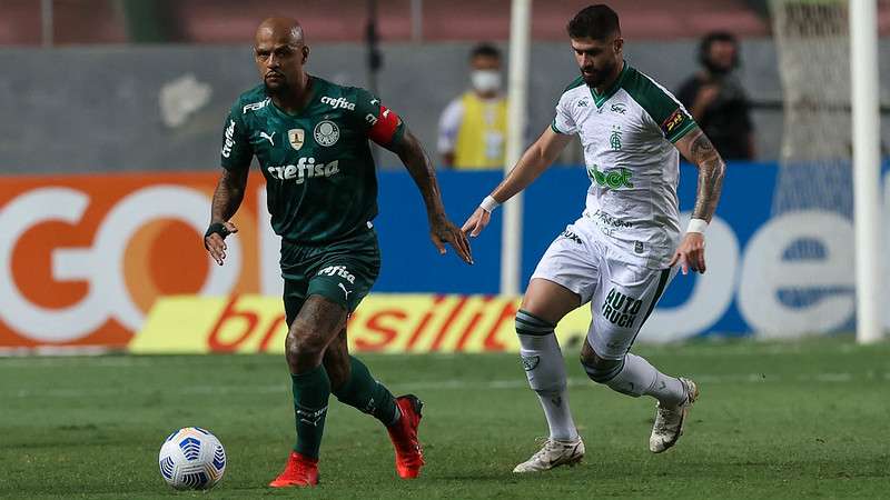 Felipe Melo do Palmeiras em disputa com Fabrício Daniel do América-MG, durante partida válida pela vigésima quarta rodada do Brasileirão 2021, no estádio Independência.