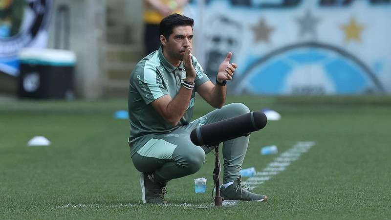 Abel Ferreira em jogo do Palmeiras contra o Grêmio, durante partida válida pela vigésima nona rodada do Brasileirão 2021, na Arena do Grêmio.