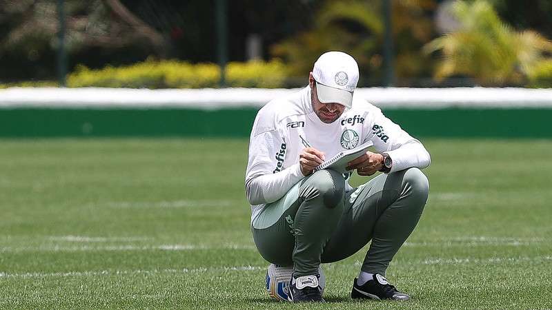 Abel Ferreira durante treino do Palmeiras na Academia de Futebol.