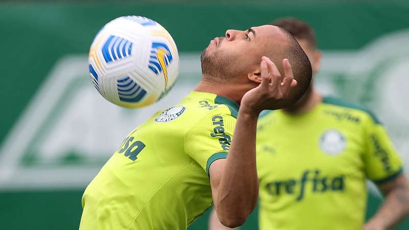 Mayke durante treino do Palmeiras na Academia de Futebol.