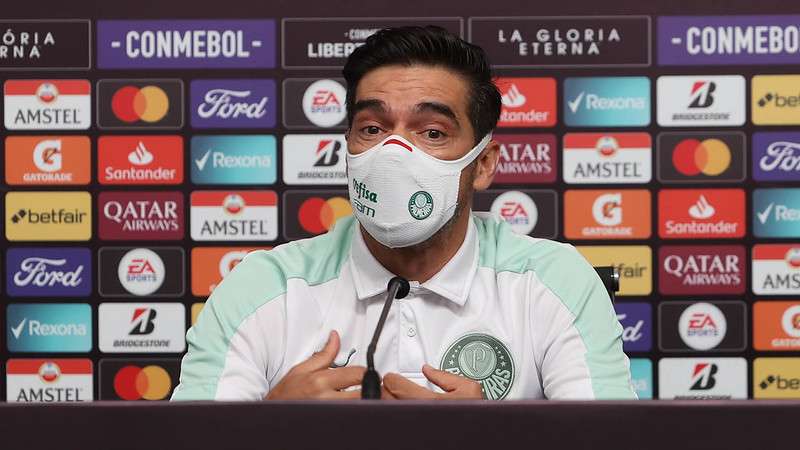 O técnico Abel Ferreira do Palmeiras durante coletiva de imprensa, no Estádio Centenário, em Montevidéu.