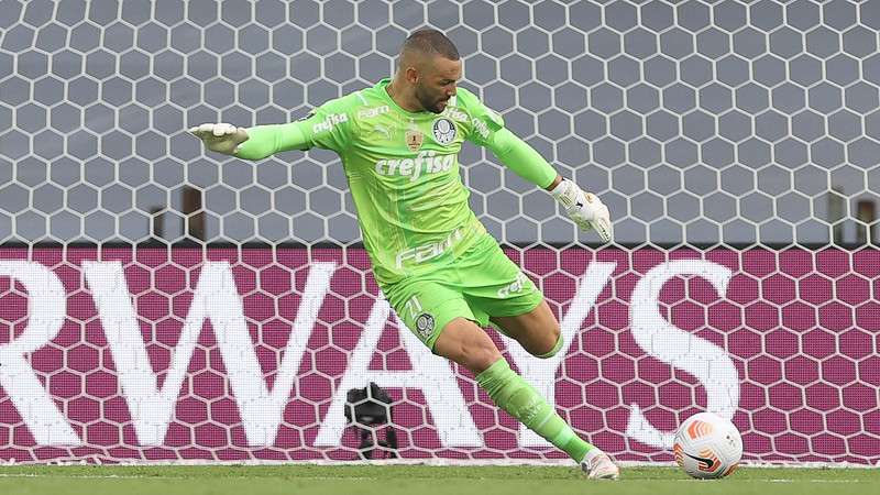 Weverton no jogo do Palmeiras contra o Flamengo, durante partida final da Libertadores 2021, no Estádio Centenário, em Montevideo.