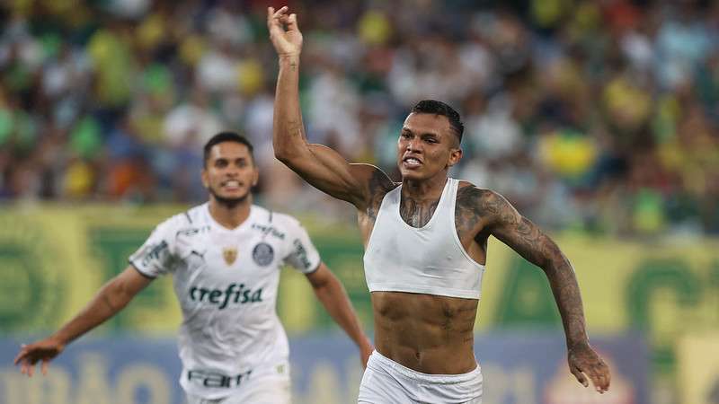 Gabriel Veron comemora seu gol pelo Palmeiras contra o Cuiabá, durante partida válida pela trigésima sexta rodada, do Brasileirão 2021, na Arena Pantanal.