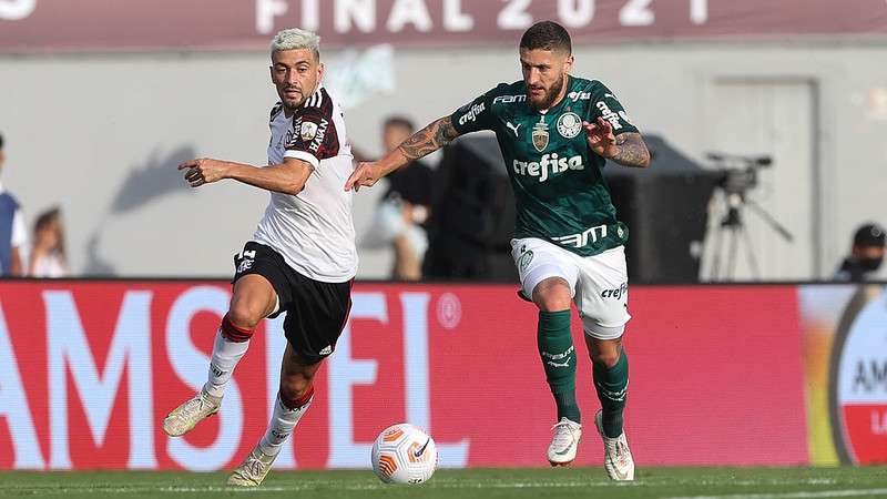 Zé Rafael do Palmeiras em disputa com De Arrascaeta do Flamengo, durante partida final da Libertadores 2021, no Estádio Centenário, em Montevidéu.