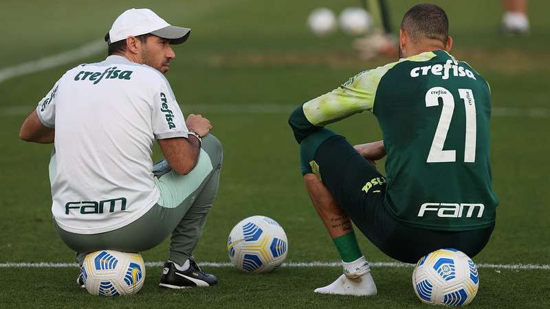 Abel Ferreira com Weverton, um dos 5 jogadores do elenco do Palmeiras diagnosticados com COVID-19, na reapresentação para a temporada 2022, na Academia de Futebol.