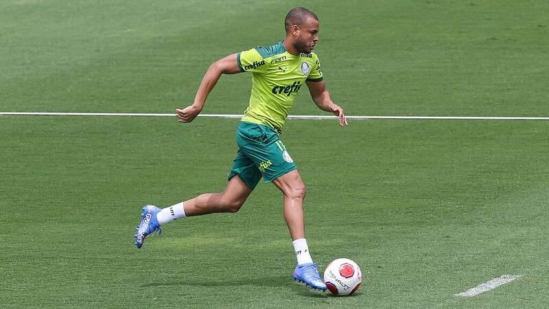 Mayke durante treinamento do Palmeiras na Academia de Futebol.