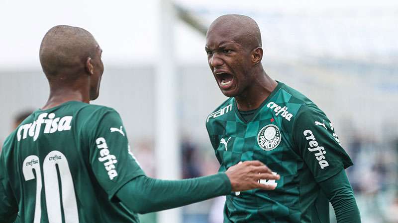 O meia Luis Guilherme cruzou de primeira e achou Vitinho dentro da área; o atacante chutou de canhota para abrir o placar na vitória de 3x0 do Palmeiras.