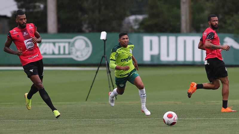 Rony durante jogo-treino do Palmeiras contra o Pouso Alegre, na Academia de Futebol.