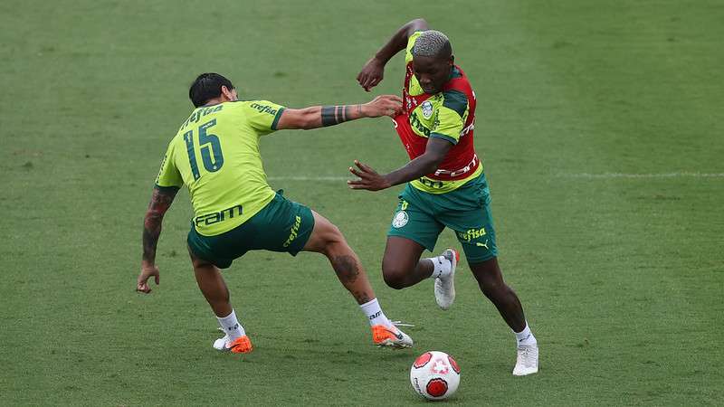 Gustavo Gómez e Patrick de Paula durante treinamento do Palmeiras, na Academia de Futebol.