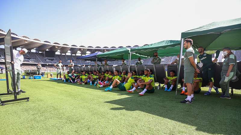 Atletas do Palmeiras observam instruções passadas pelo técnico Abel Ferreira, durante atividades táticas, no Zayed Sports City Stadium, em Abu Dhabi-EUA.