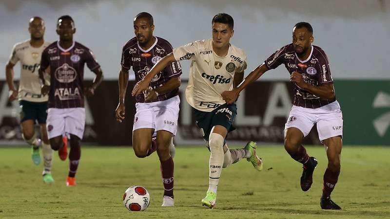 Atuesta do Palmeiras em disputa contra Marquinhos da Ferroviária, durante partida válida pela sétima rodada do Paulistão, no Estádio Municipal Dr Ademar Pereira de Barros.