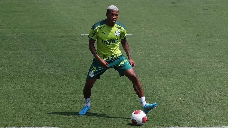 Danilo durante treino do Palmeiras, na Academia de Futebol.