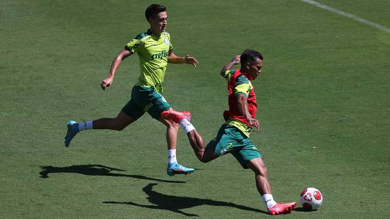 Eduard Atuesta e Gabriel Veron durante treinamento do Palmeiras, na Academia de Futebol.