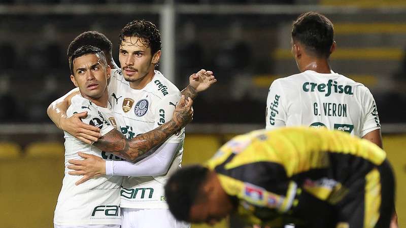 Dudu comemora com Raphael Veiga o segundo gol marcado pelo camisa 23, em jogo do Palmeiras contra o Deportivo Táchira, durante partida válida pela fase de grupos da Libertadores 2022, no Estádio Pueblo Nuevo.