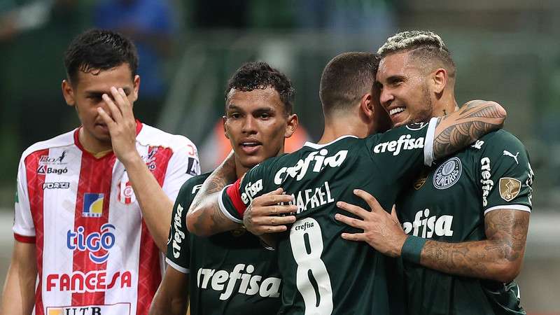 Rafael Navarro comemora seu gol com Gabriel Veron e Zé Rafael pelo Palmeiras, contra o Independiente Petrolero, durante partida válida pela fase de grupos da Libertadores 2022, no Allianz Parque.