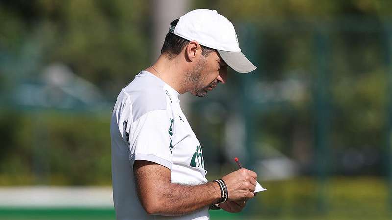 Abel Ferreira durante treinamento do Palmeiras na Academia de Futebol.