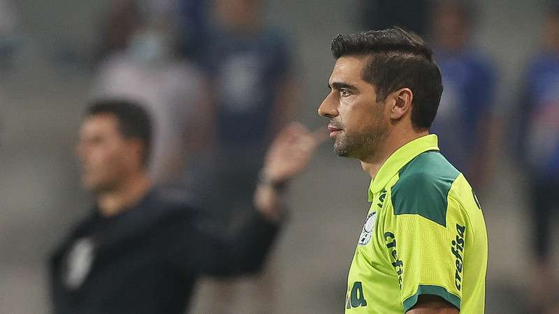 Abel Ferreira em jogo do Palmeiras contra o Emelec, durante partida válida pela fase de grupos da Libertadores 2022, no Estádio George Capwell.