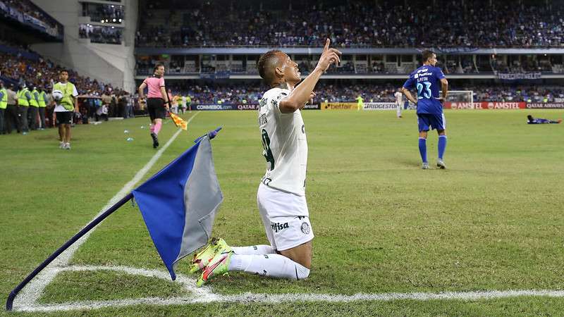 Breno Lopes comemora seu gol pelo Palmeiras contra o Emelec, durante partida válida pela fase de grupos da Libertadores 2022, no Estádio George Capwell.