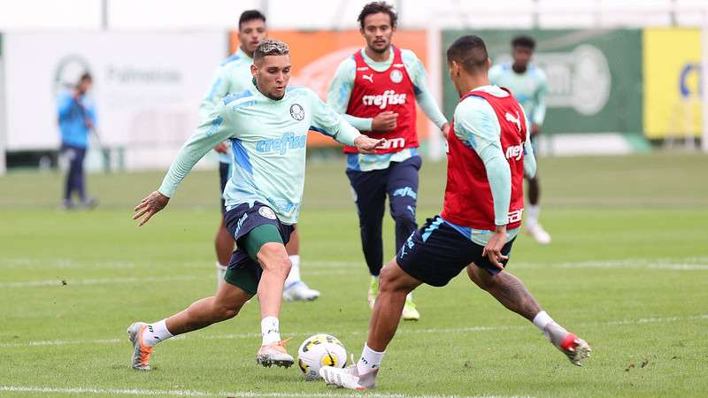 Atletas do Palmeiras durante treinamento na Academia de Futebol.