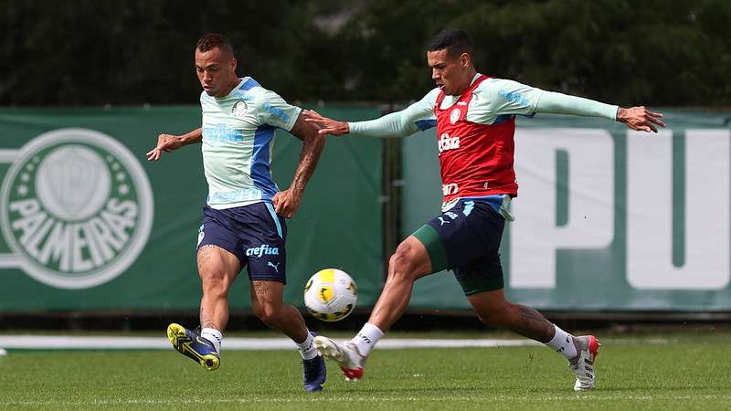 Breno Lopes e Naves durante treinamento do Palmeiras, na Academia de Futebol.