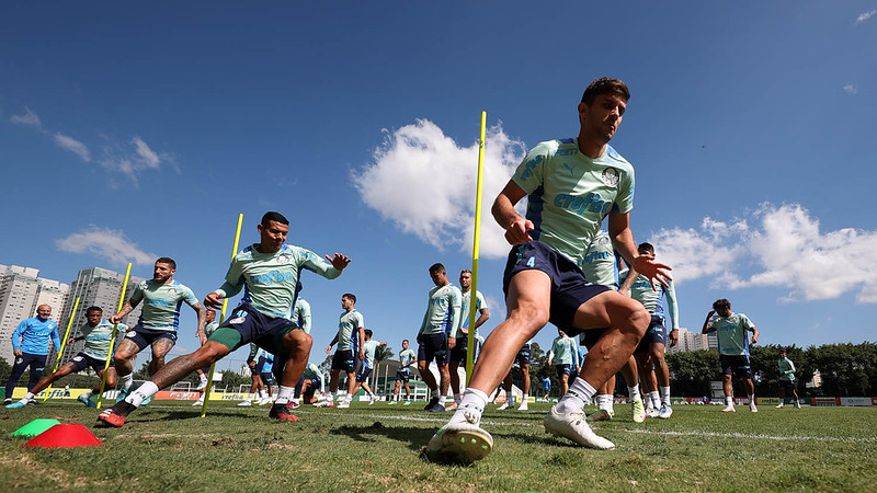 Atletas do Palmeiras realizam atividades durante treinamento na Academia de Futebol.