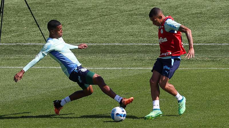 Vanderlan e Garcia durante treinamento do Palmeiras, na Academia de Futebol.