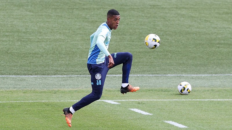 Vanderlan durante treinamento do Palmeiras, na Academia de Futebol.