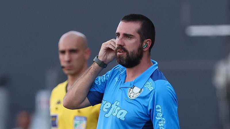 João Martins em jogo do Palmeiras contra o Santos, durante partida válida pela oitava rodada do Brasileirão 2022, na Vila Belmiro.