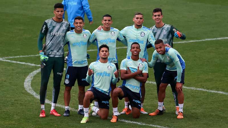 Excepto Rafael Navarro, as Crias da Academia durante treino do Palmeiras: o goleiro Matheus e os jogadores Pedro Bicalho, Naves - Rafael Navarro - e Pedro e Gabriel Silva, Vanderlan e Garcia, na Academia de Futebol.
