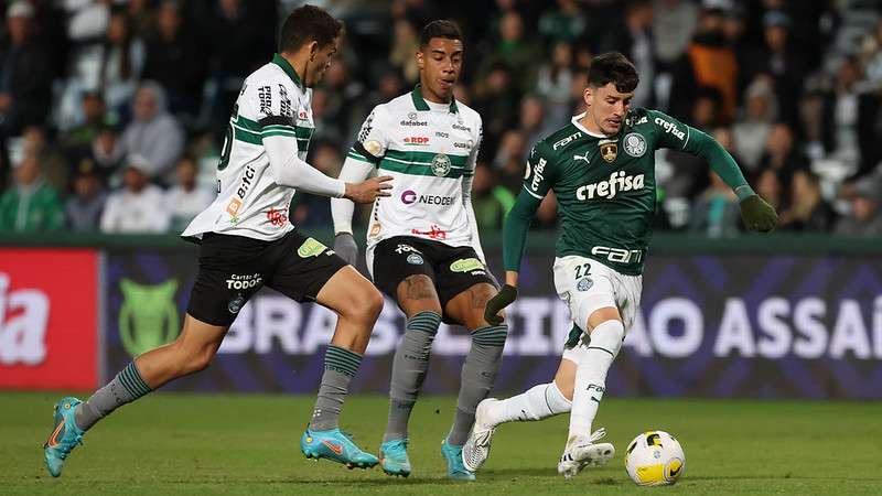 Joaquín Piquerez do Palmeiras em disputa contra o Coritiba, durante partida válida pela décima primeira rodada do Brasileirão 2022, no Couto Pereira.