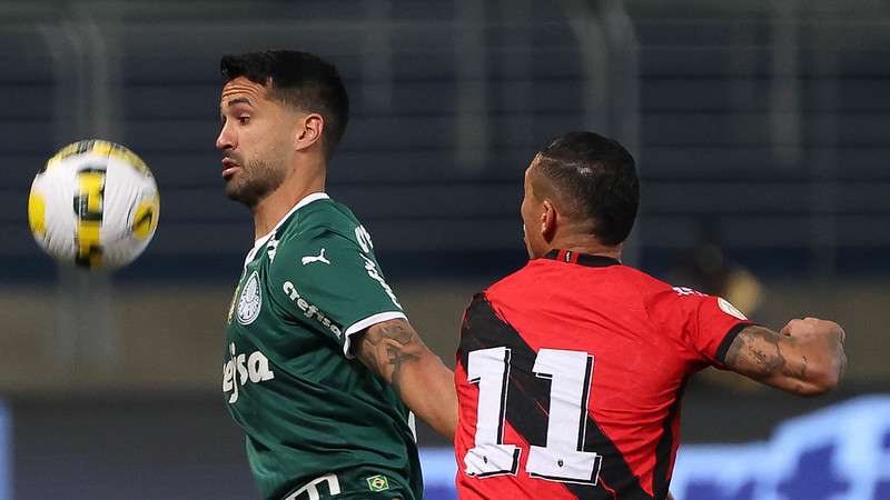 Luan do Palmeirasem disputa com Luiz Fernando do Atlético-GO, durante partida válida pela décima segunda rodada do Brasileirão 2022, no Allianz Parque.