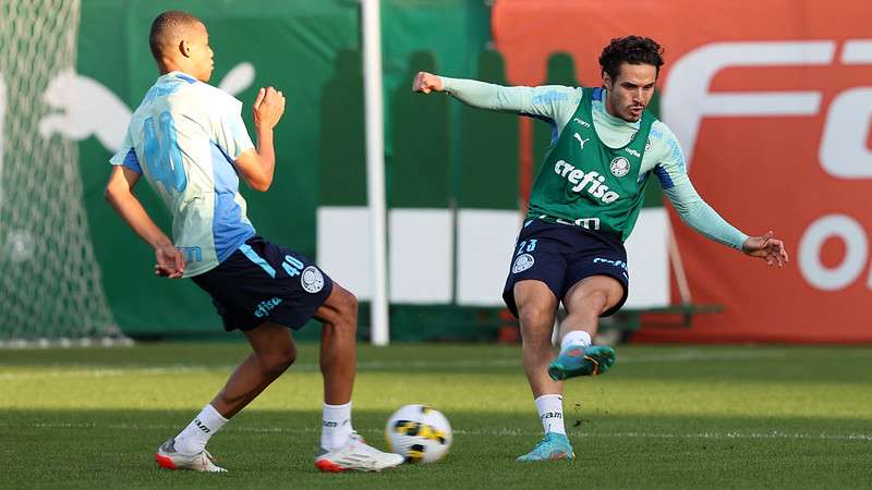 Jhonatan e Raphael Veiga durante treinamento do Palmeiras, na Academia de Futebol.