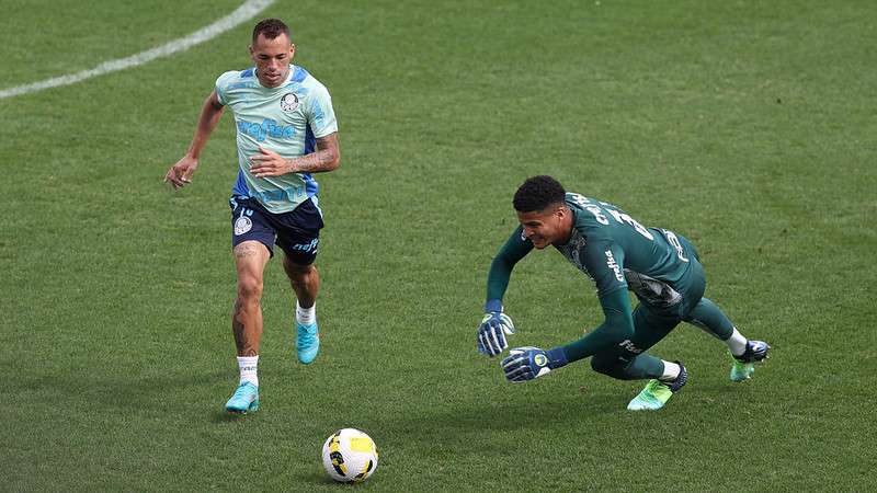 Breno Lopes e o goleiro Matheus durante treinamento do Palmeiras, na Academia de Futebol.