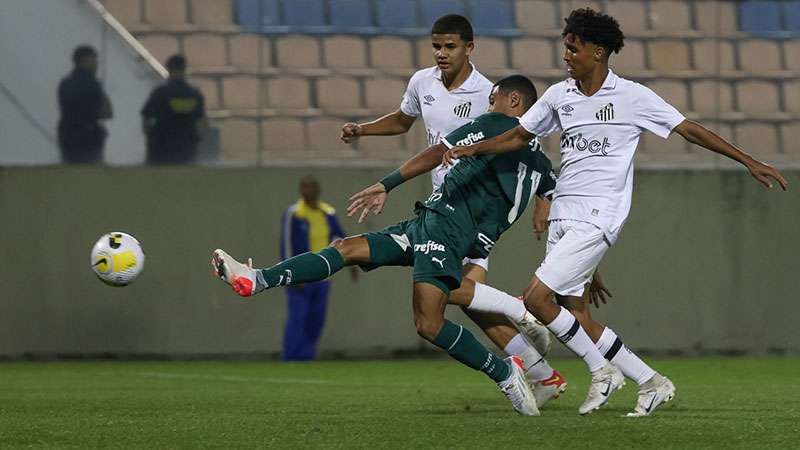 Pelo Brasileiro Sub-17, Palmeiras é superado pelo Santos na Arena Barueri.