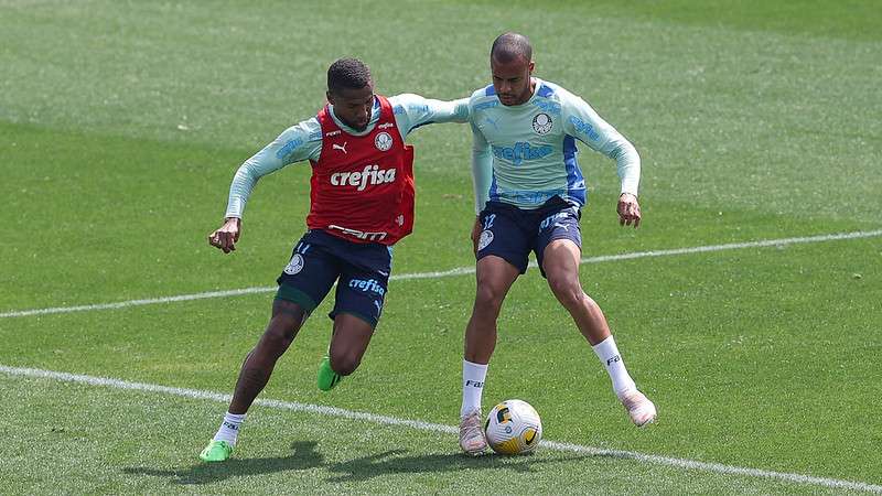 Wesley e Mayke durante treinamento do Palmeiras, na Academia de Futebol.