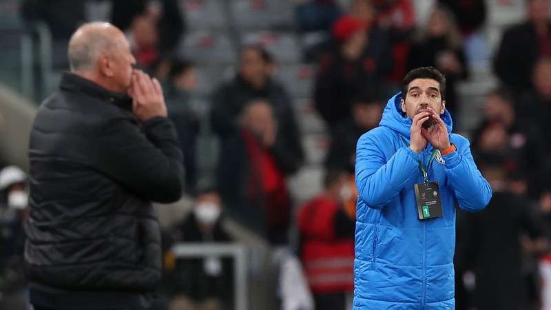 Abel Ferreira em jogo do Palmeiras contra o Athletico-PR, durante primeira partida válida pelas semifinais da Libertadores 2022, na Arena da Baixada.